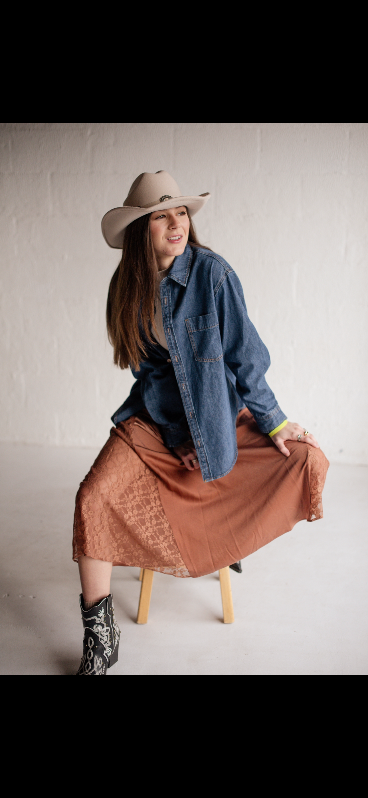 LACE TRIMMED MID-RISE SATIN MIDI SKIRT