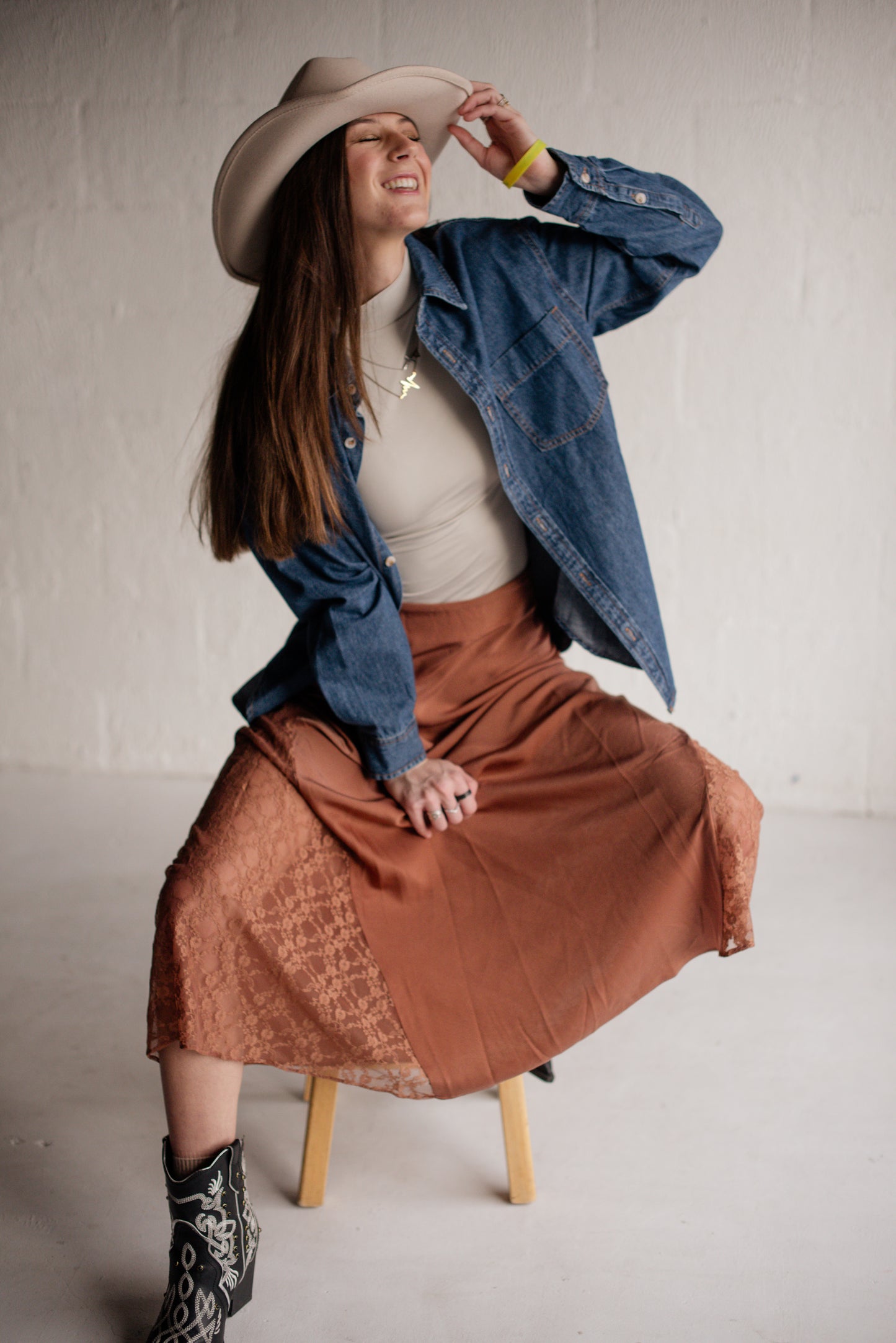 LACE TRIMMED MID-RISE SATIN MIDI SKIRT