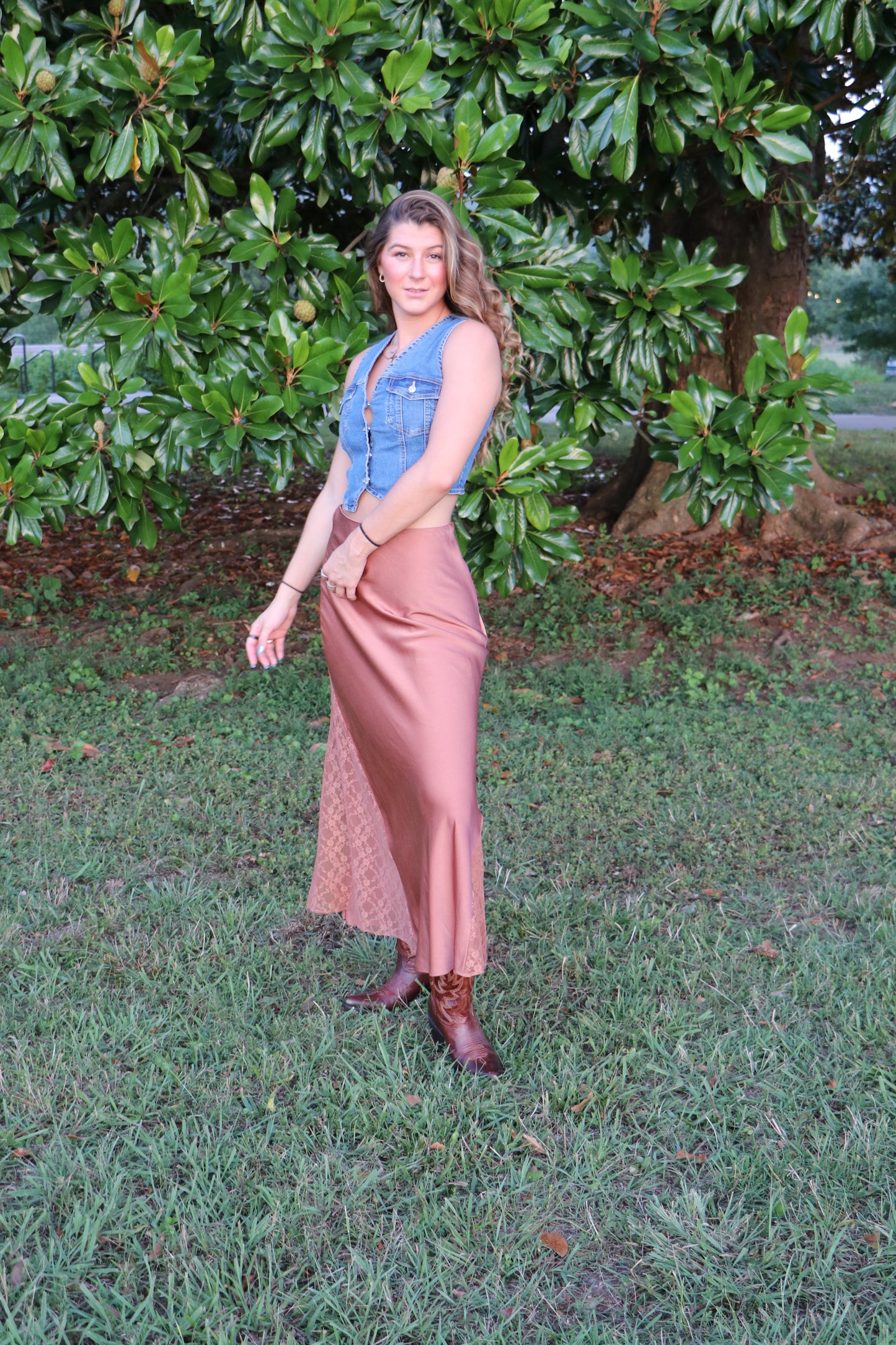 LACE TRIMMED MID-RISE SATIN MIDI SKIRT